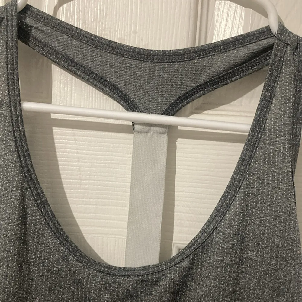 Old Navy Active Go Dry Size Medium Elastic Mesh Grey/White Racerback Tank Top - Image 2