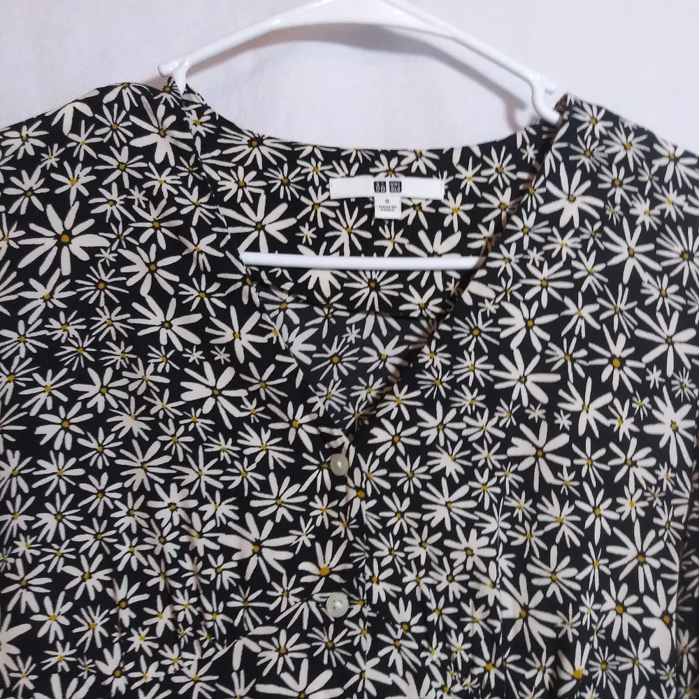 Uniqlo Ditsy Floral Black and White Daisy  Button Up Long Sleeve Top Size Small - Image 2