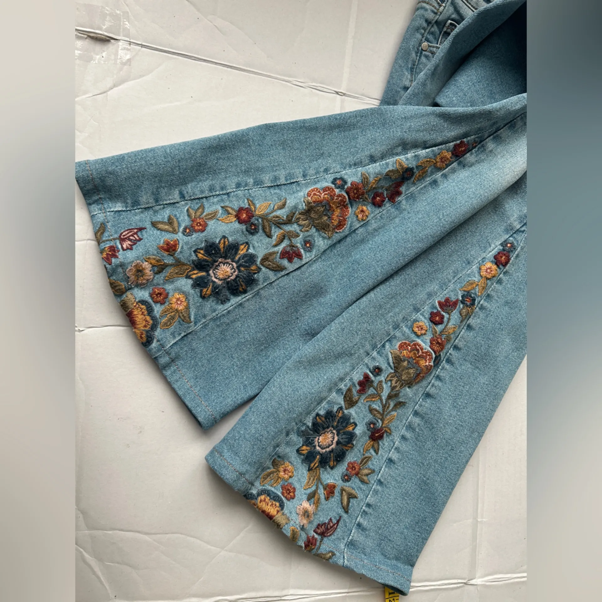 DRIFTWOOD x FREE PEOPLE | FARRAH FLORAL EMBROIDERED FLARE JEANS SIZE 26 - Image 4