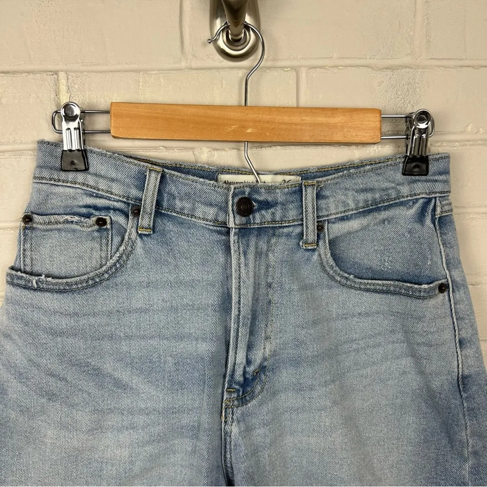 Abercrombie & Fitch Curve Love Light Wash High Rise Denim Shorts Size 2/26 - Image 5