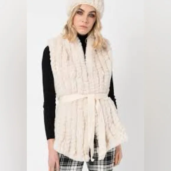 Pia Rossini faux fur vest in light pink no belt - Image 5