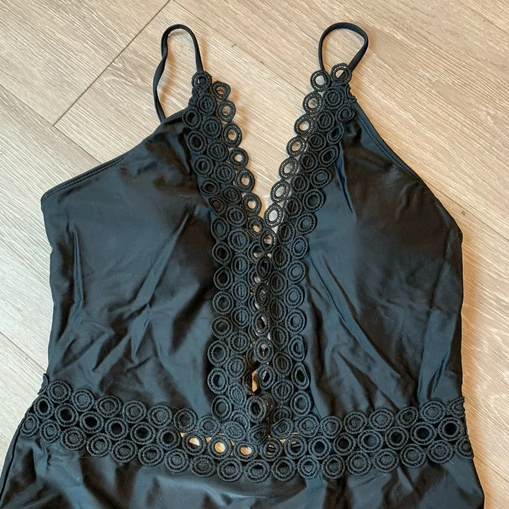 Avidlove Black One-Piece Swimsuit Eyelet Lace V Neck Size Large Women - Image 3