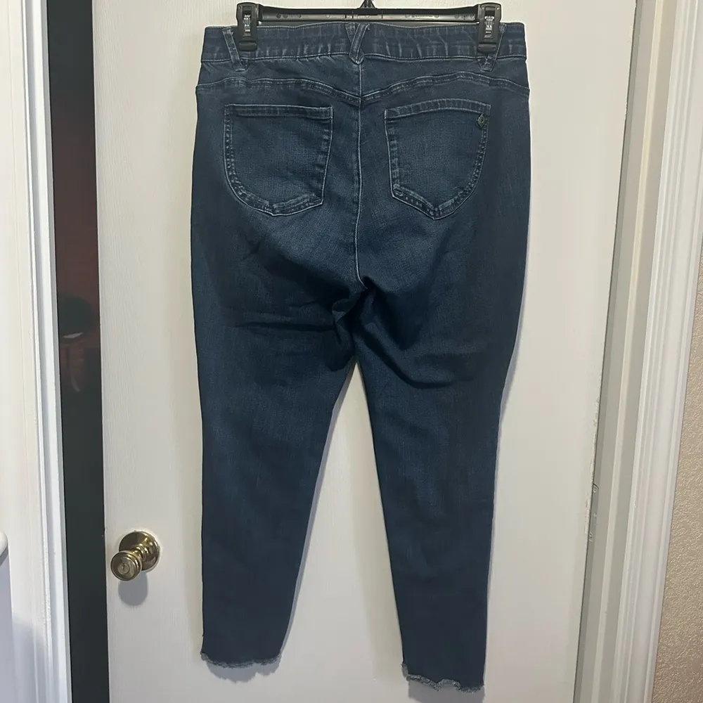 Democracy Blue Ankle Cropped Jeans Classic Style - Image 2