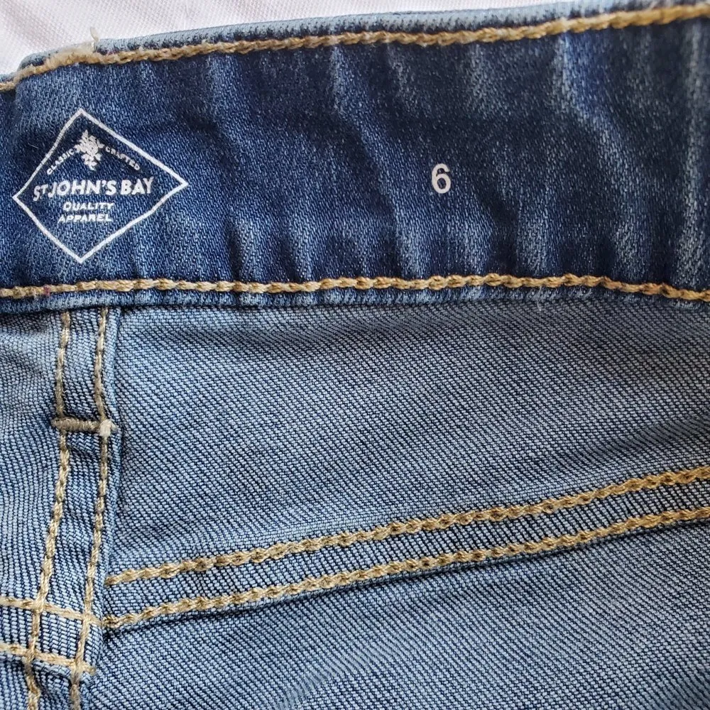 𝅺St John's Bay size 6 bootcut leg medium wash denim jeans - Image 3