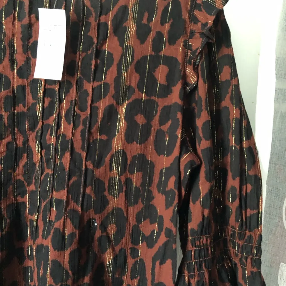 New loft leopards half sleeves blouse top, size medium - Image 6