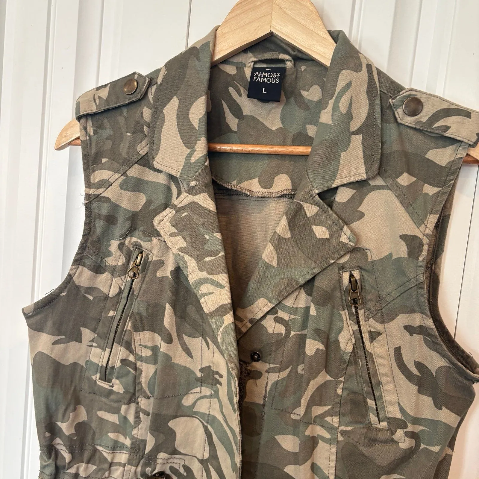 Almost Famous  Camo Vest Size Large - Image 3