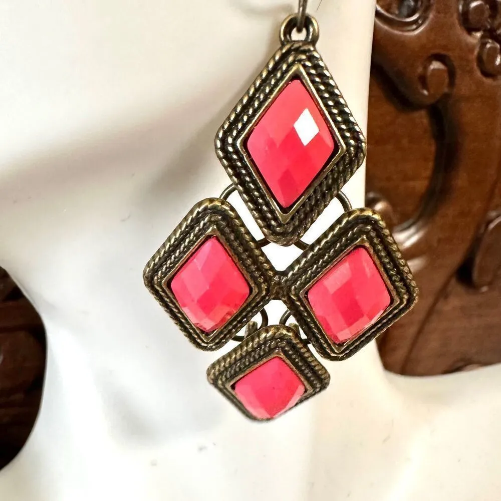 Brass tone/pink dangle earrings - Image 3