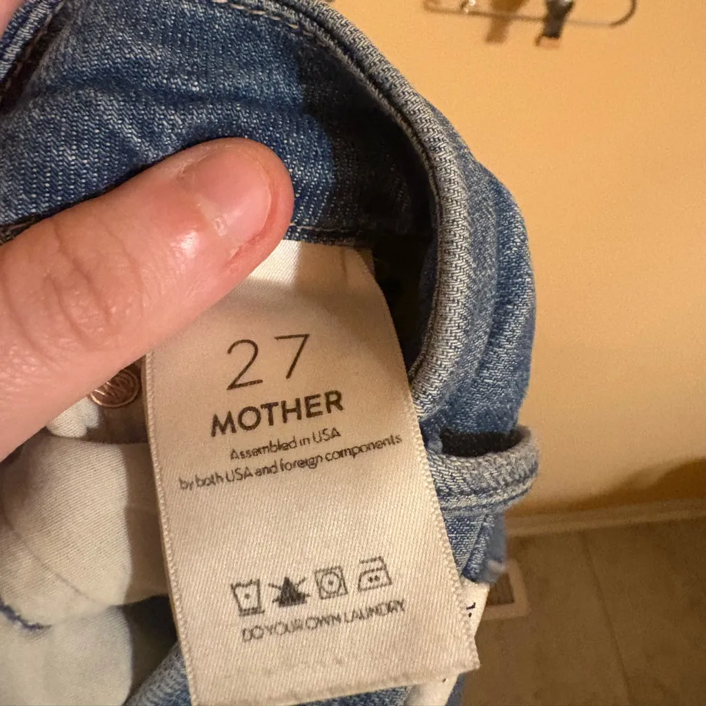 Mother Looker Ankle Fray Jeans in Love Gun - Image 7