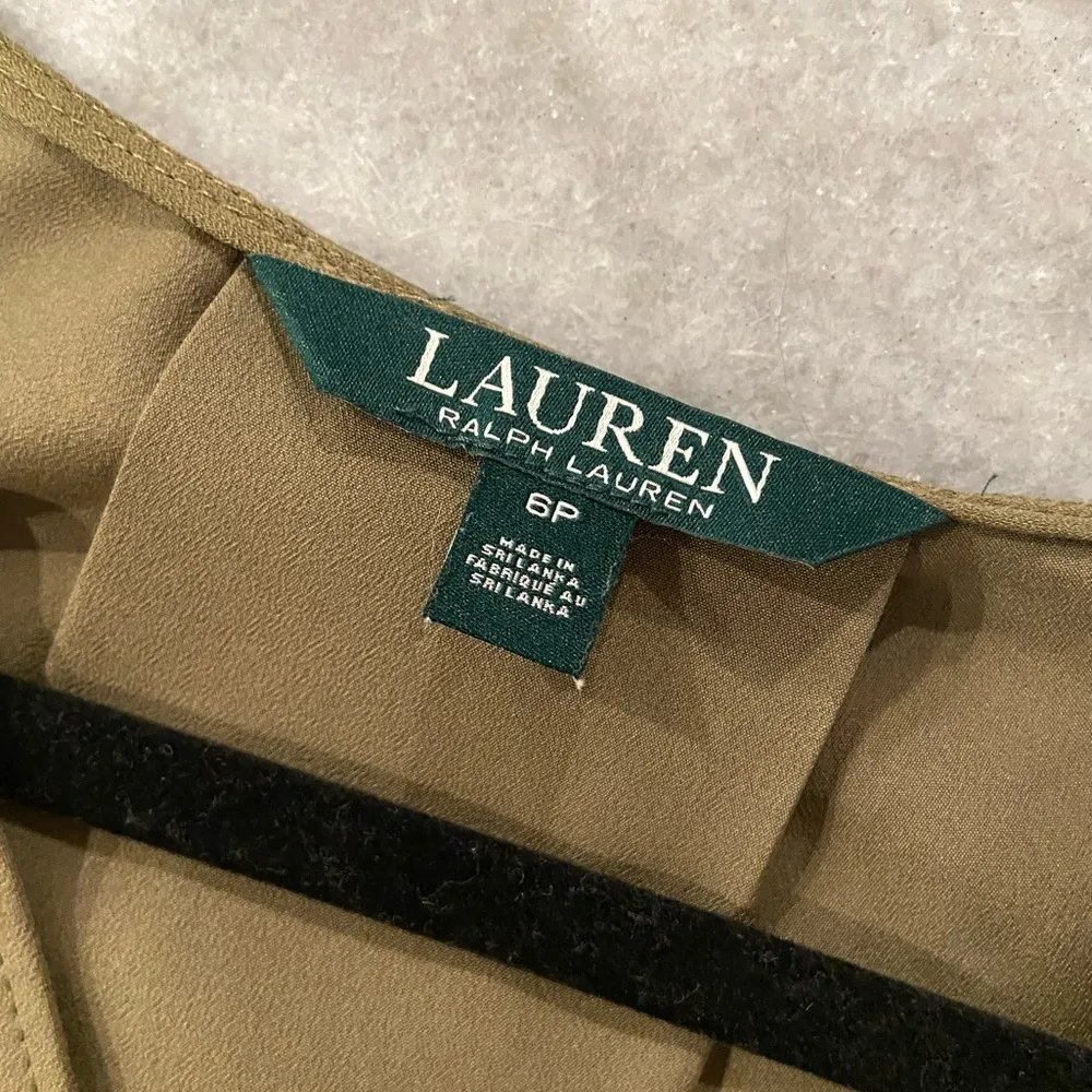 LRL Ralph Lauren Army Green Sleeveless V Neck Pleated Back Shell Blouse Size 6 P - Image 9