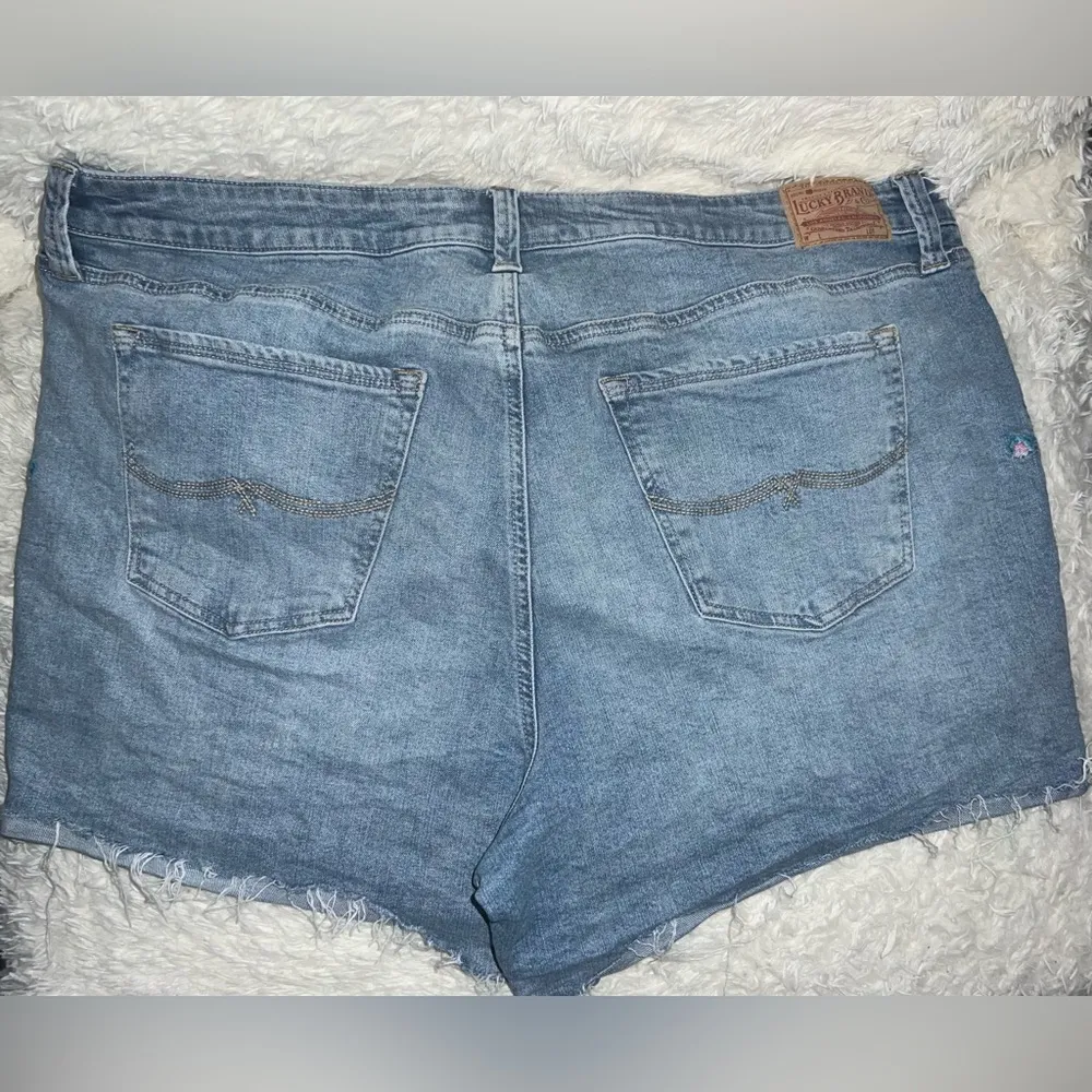 Lucky Brand embroidered denim shorts size 20 - Image 5