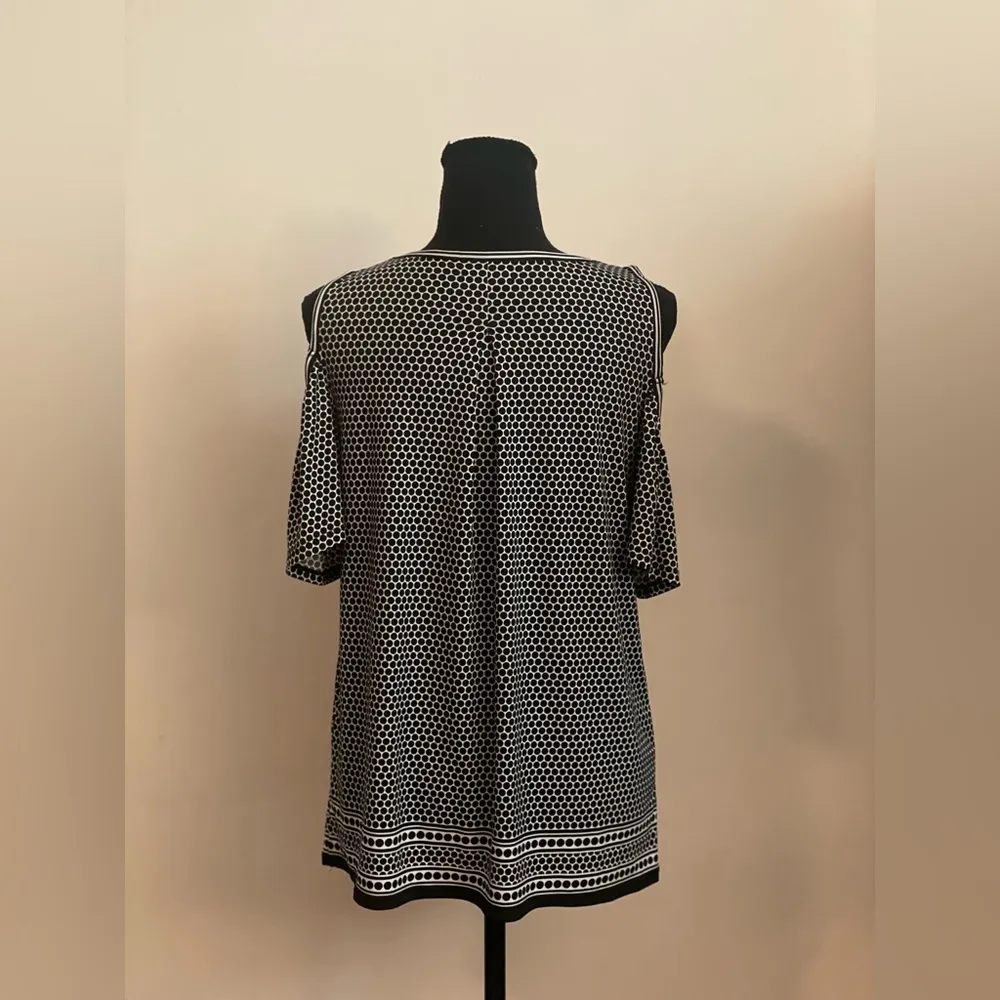 MAX‎ Studio Women’s Black/White Short Sleeve Shoulder Cut Out Sleeve Top Size S - Image 4