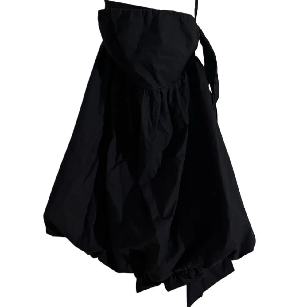 BP black sleeveless mini dress with a bubble hem and bow detail. Size M - Image 4