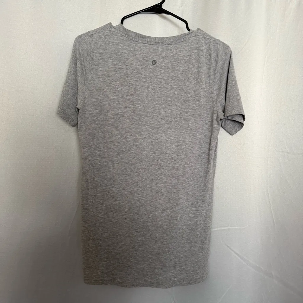 Lululemon Gray V-Neck Women's Top - Image 4