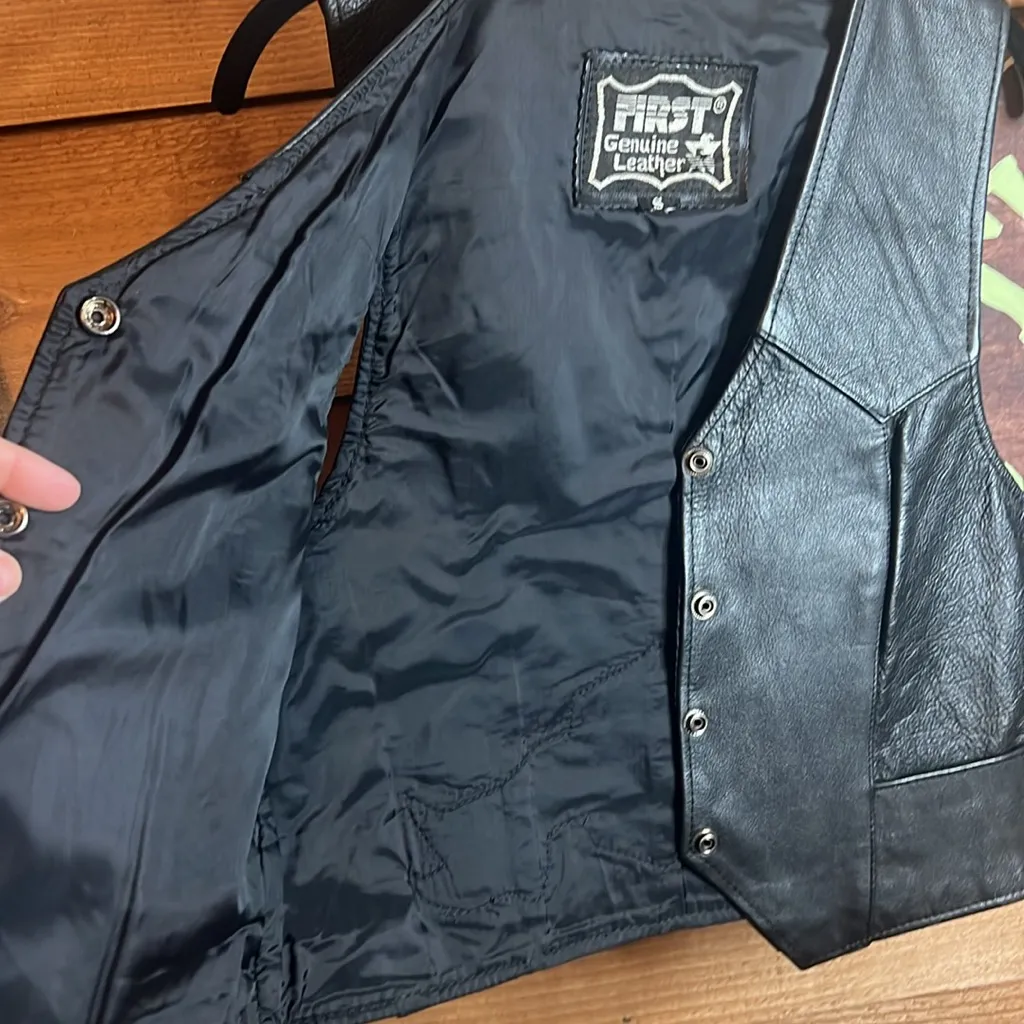 Harley Davidson Embroidered Genuine Leather Motorcycle Riding Vest Pocket Snap Black - Image 8