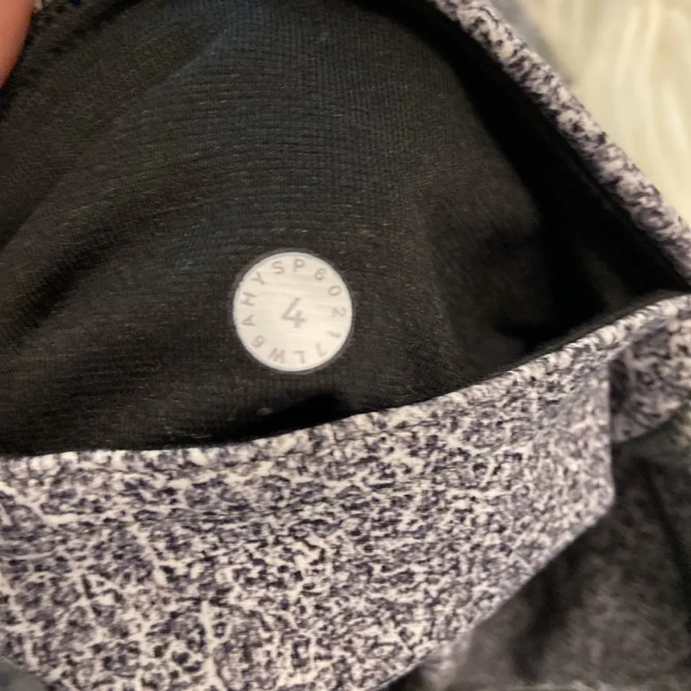 Lululemon Short Leggings size 4 used but good condition please see all photos - Image 6