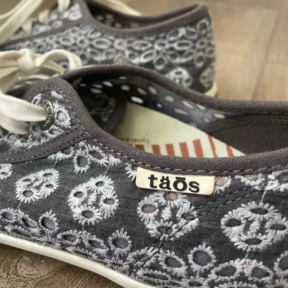 Taos Star Lite Grey Eyelet Shoes Lace Up Comfort Sneakers Embroidered ~ Sz 7 - Image 7