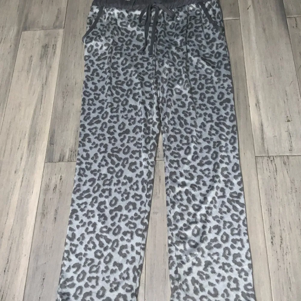 Lucky Brand Stretchy Gray Leopard Print Short Sleeve Pajama Set Pockets S - Image 8