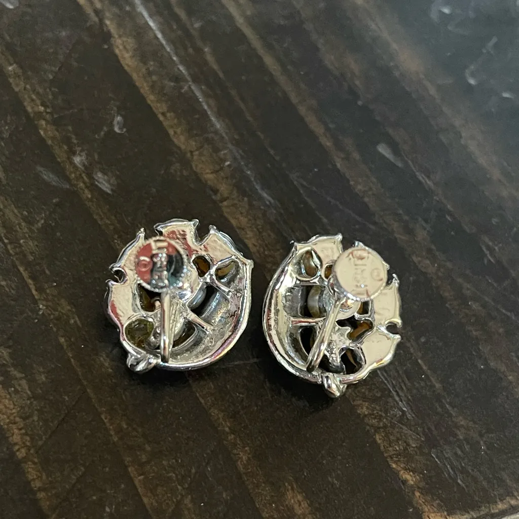 Vintage Lisner Elegant Silver and Cream Pearl Cluster Non-Pierced Earrings - Image 5