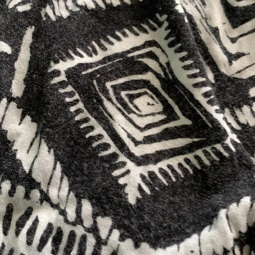 Black and white sleeveless top - Image 4