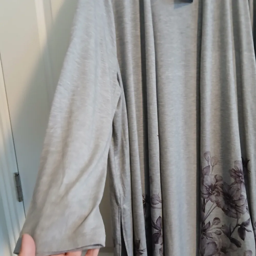 Leebe 2X Gray Long Cardigan with Floral Design - Image 6