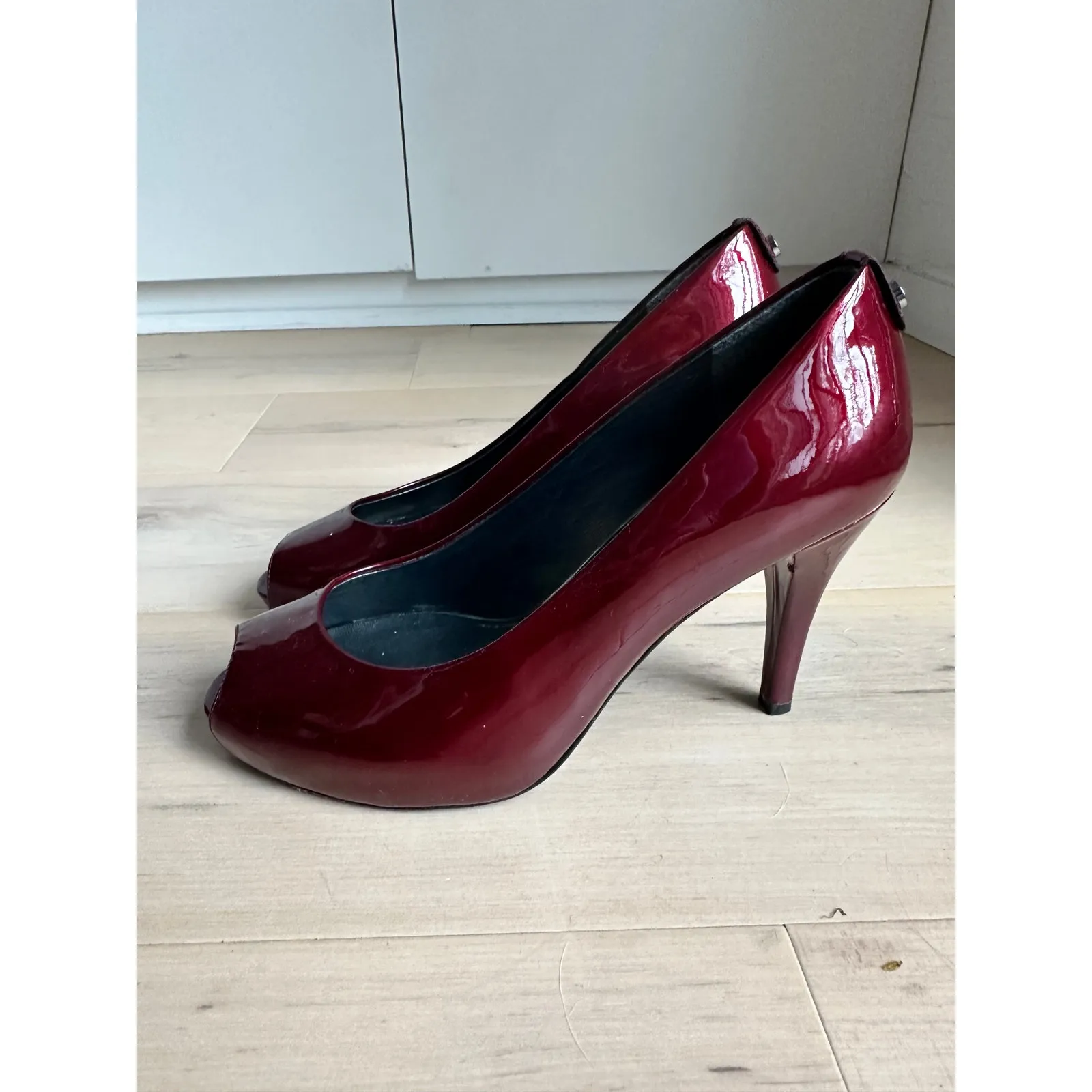 Stuart Weitzman Peep Toe Heels Womens SZ 7.5 Merlot Patent Leather Classic Pumps - Image 5