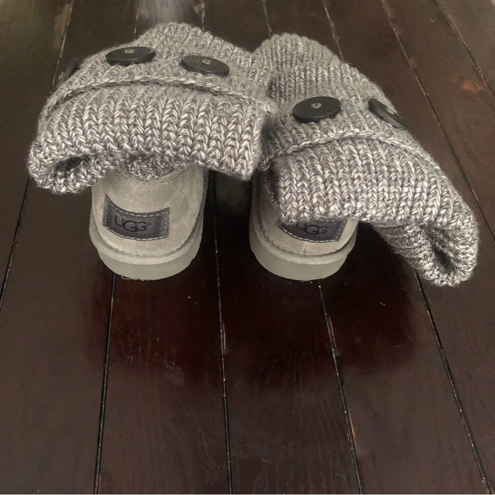 UGG  Classic Cardy knitted sweater 3 button fold over boots.Silver color. Size: 8 - Image 14