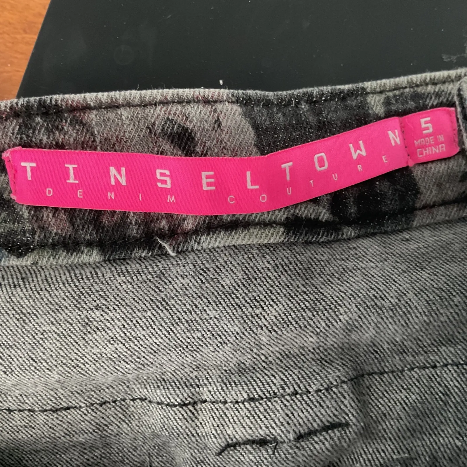 Tinseltown Denim Couture High Waisted Floral Print Shorts Women's Size 5 Gray - Image 4