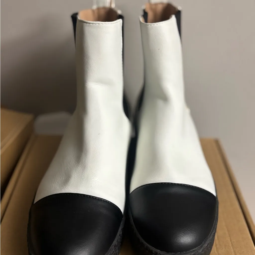 Journee Collection Women's Jenie Round Toe Flat Chelsea Booties - Image 3