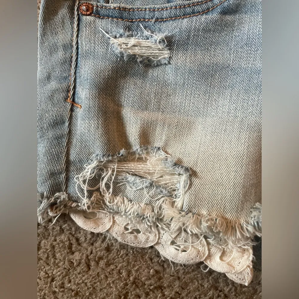 American Eagle Shortie Distress Blue White Washed Denim Jean Shorts Lace Pockets - Image 4