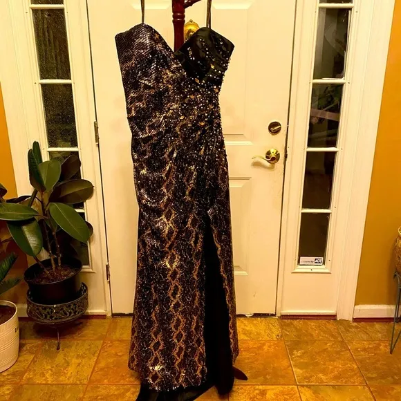Camille La Vie  PLUS SIZE EVENING GOWN - Image 7