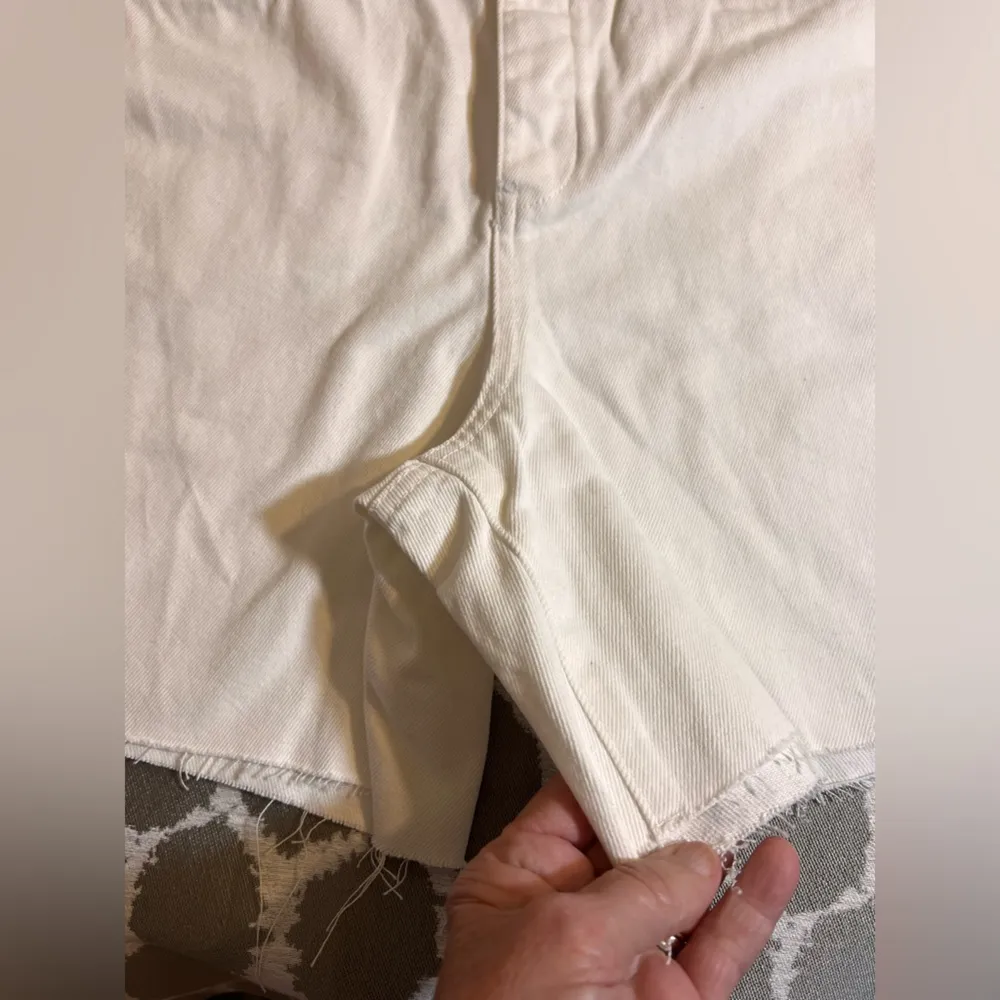 Blank NYC White Jean Plus Shorts Relaxed Fit
High waist summer relaxed casual - Image 4