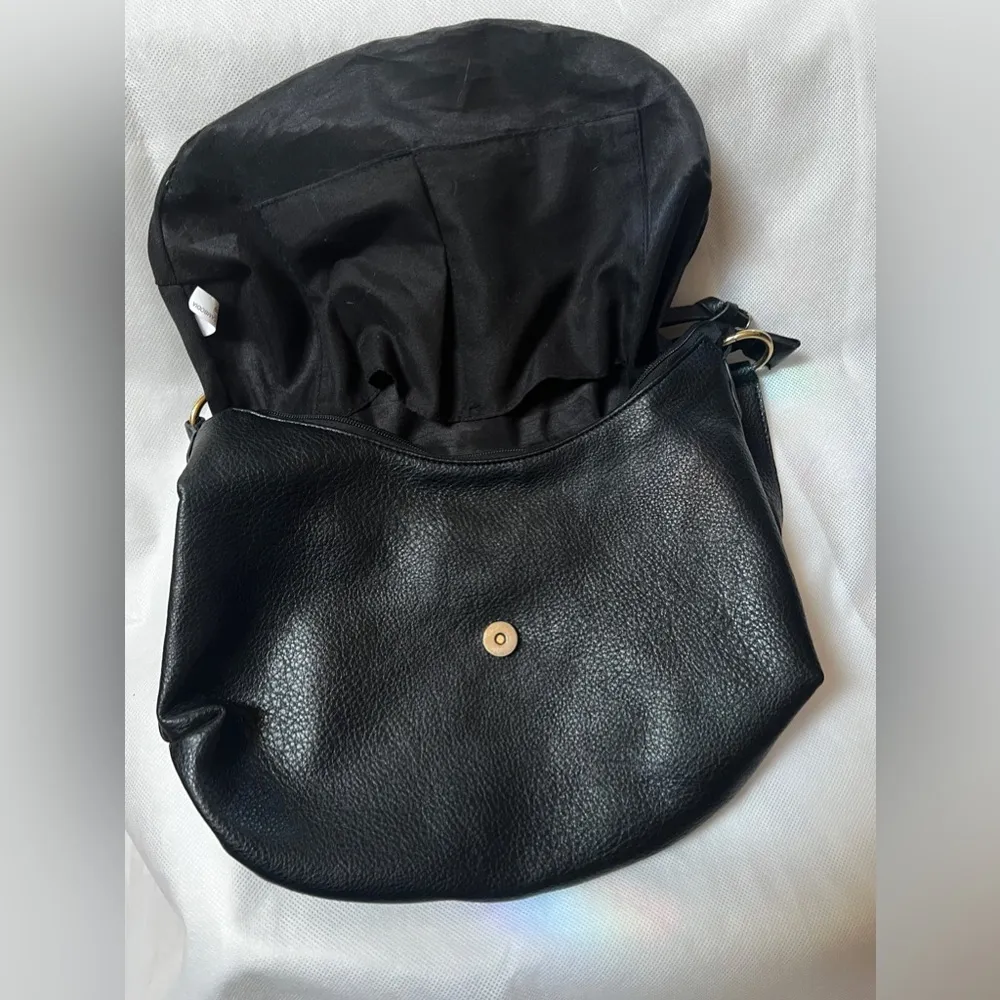 Black Slouchy Hobo Bag Adjustable Shoulder Purse, Round Gold tone buckle, Bueno - Image 7