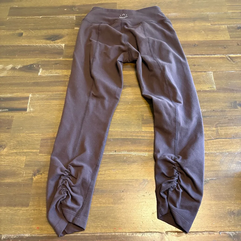 Beyond Yoga Chocolate Brown Mocha Cropped Leggings Capri Cinched Stretch XS - Image 5