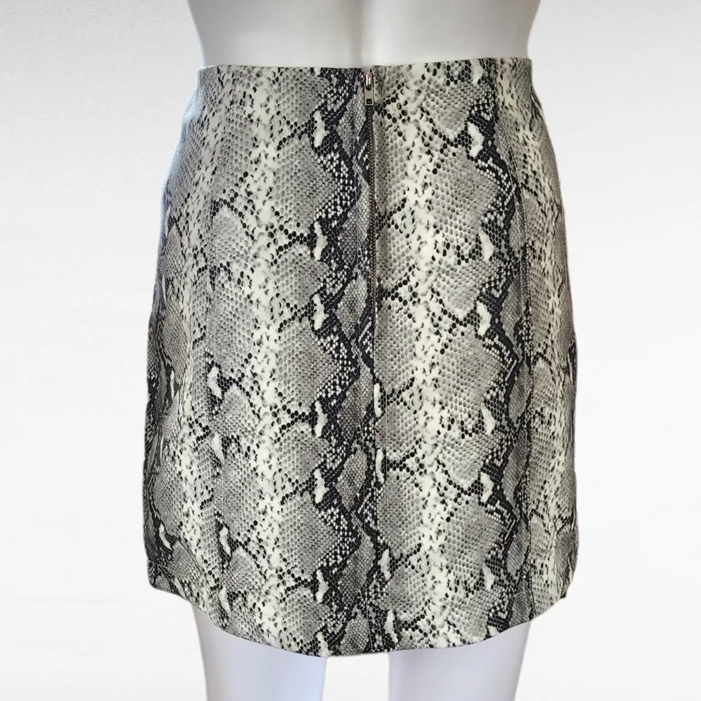 Wild Honey Gray & Ivory Reptile Faux Leather Mini Skirt Size Medium - Image 5
