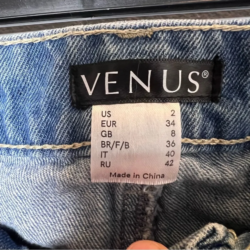 Venus Floral Distressed Jeans‎ Women’s 2 Light Wash Denim Embroidered Vacation - Image 5