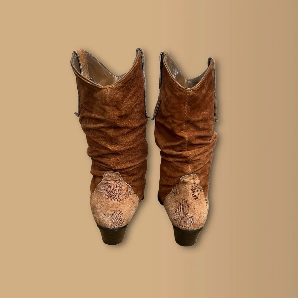 OAK TREE FARMS Carmel/Tan Distressed Leather/Suede Western Boots. Sz.7 Tan - Image 4
