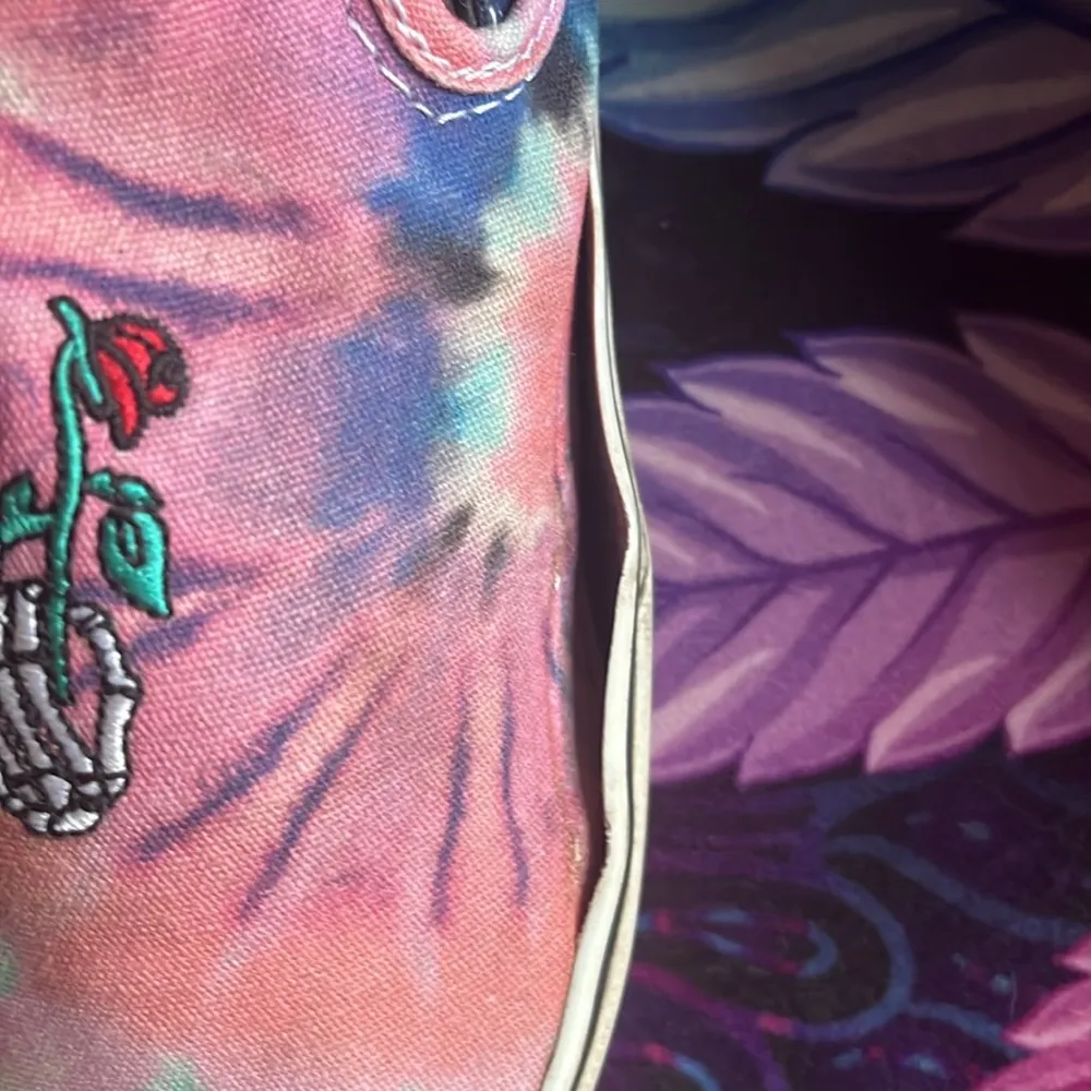Vans Women's Tie-Dye Slip-On Shoes skeleton holding rose GUC needs cleaning - Image 9