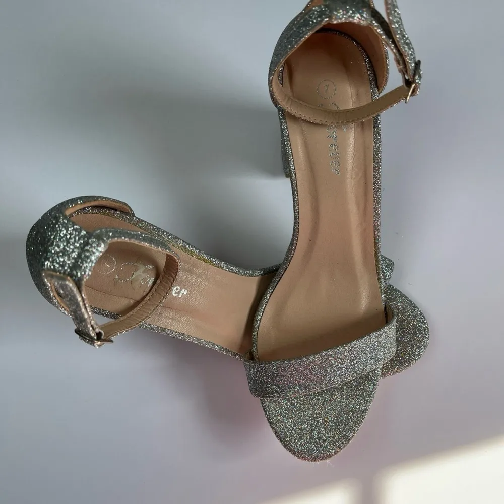 Elegant Silver Glitter Heels for Formal Occasions Size 7 - Image 2