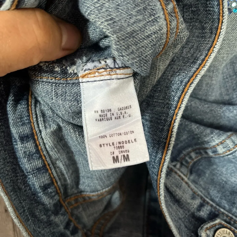 Guess Women’s denim jacket with rhinestones Sz Medium - Image 7