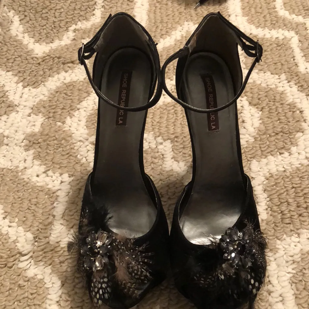 Size 10 black suede heels with feathers and jewels - Image 3