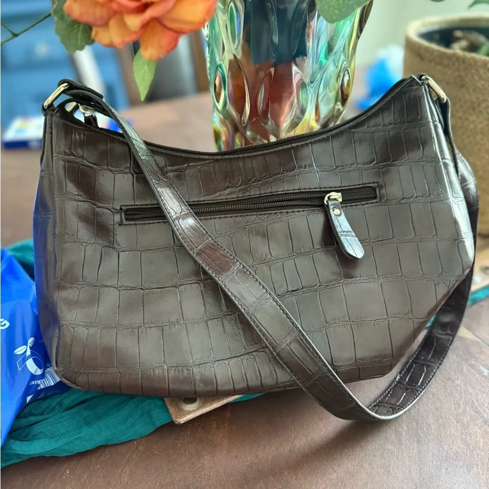 Liz Claiborne Brown Shoulder Bag with Classic Design - Image 5