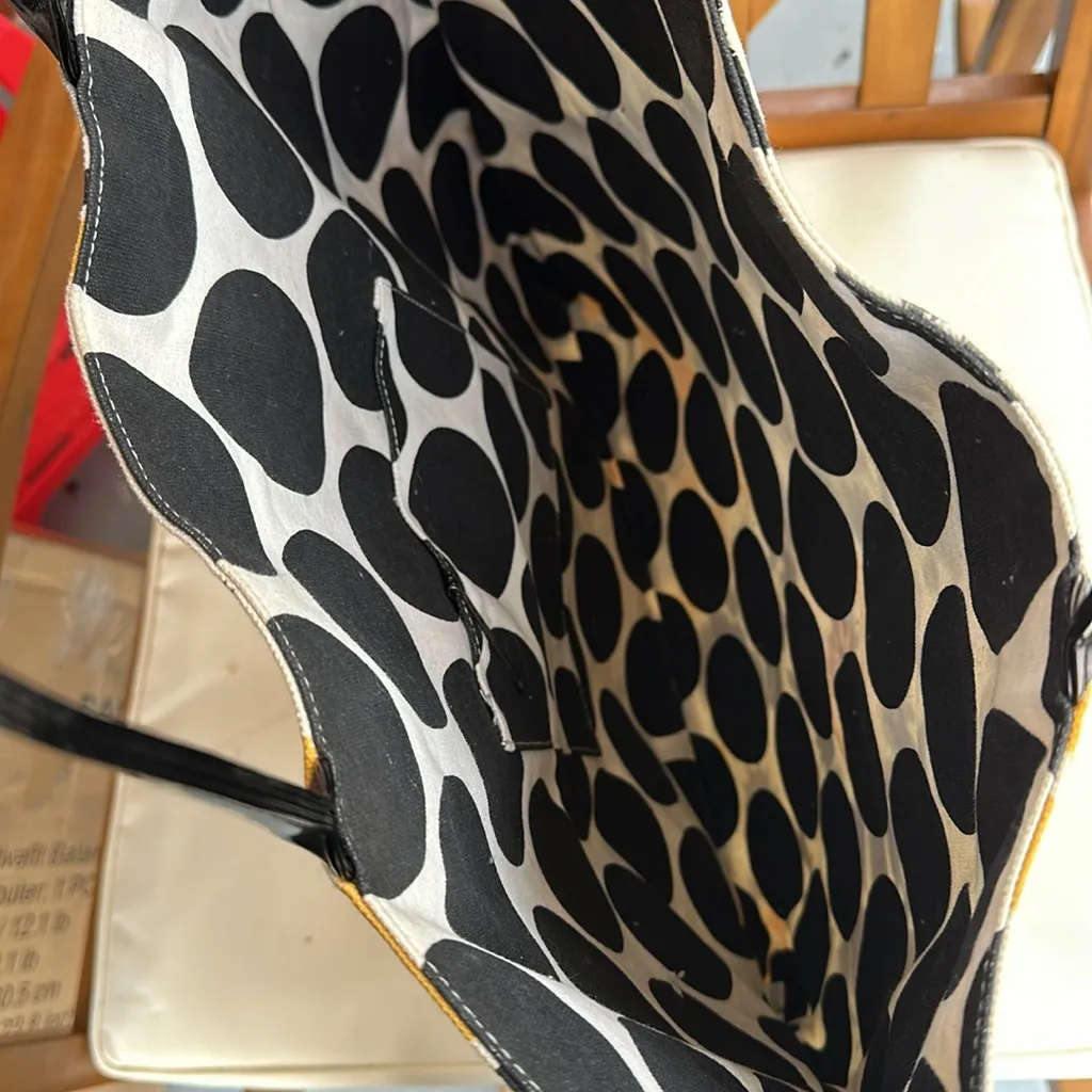 Like new black gray white and yellow tote bag. Magnetic clip - Image 3