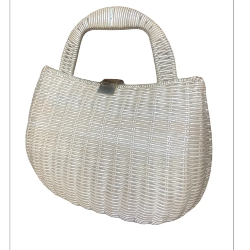 Elegant White Woven Handbag
Cottagecore coquette coastal grandmacore Gold - Image 5