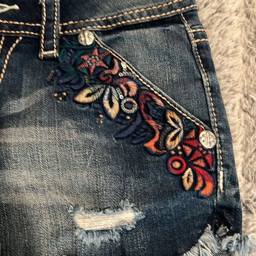 NWOT MissMe denim embroidered with rhinestones and detailed silver studs size 25 - Image 3