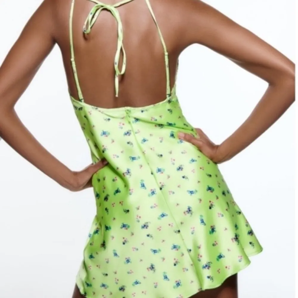 SATIN GREEN FLORAL MINI DRESS - Image 3