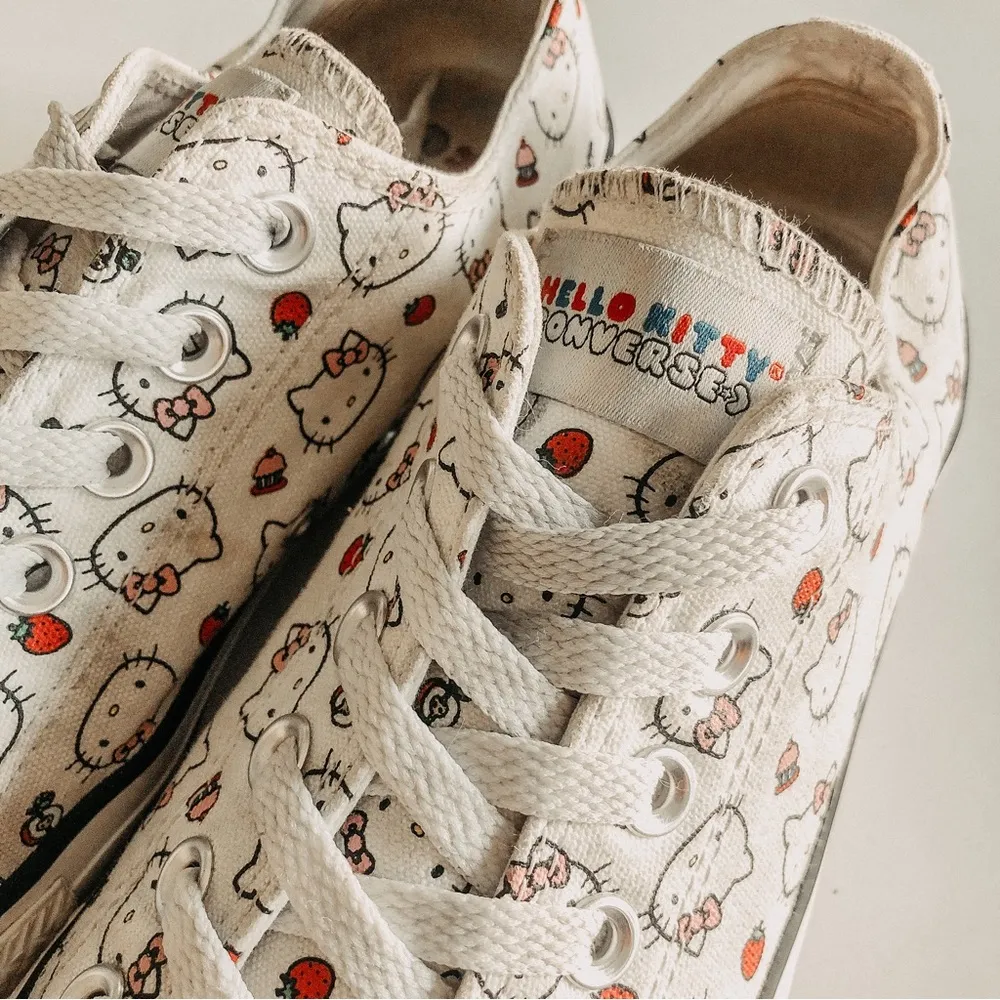 x Hello Kitty Chuck Taylor White All Star Low Top. Size W 8, M 6 - Image 6