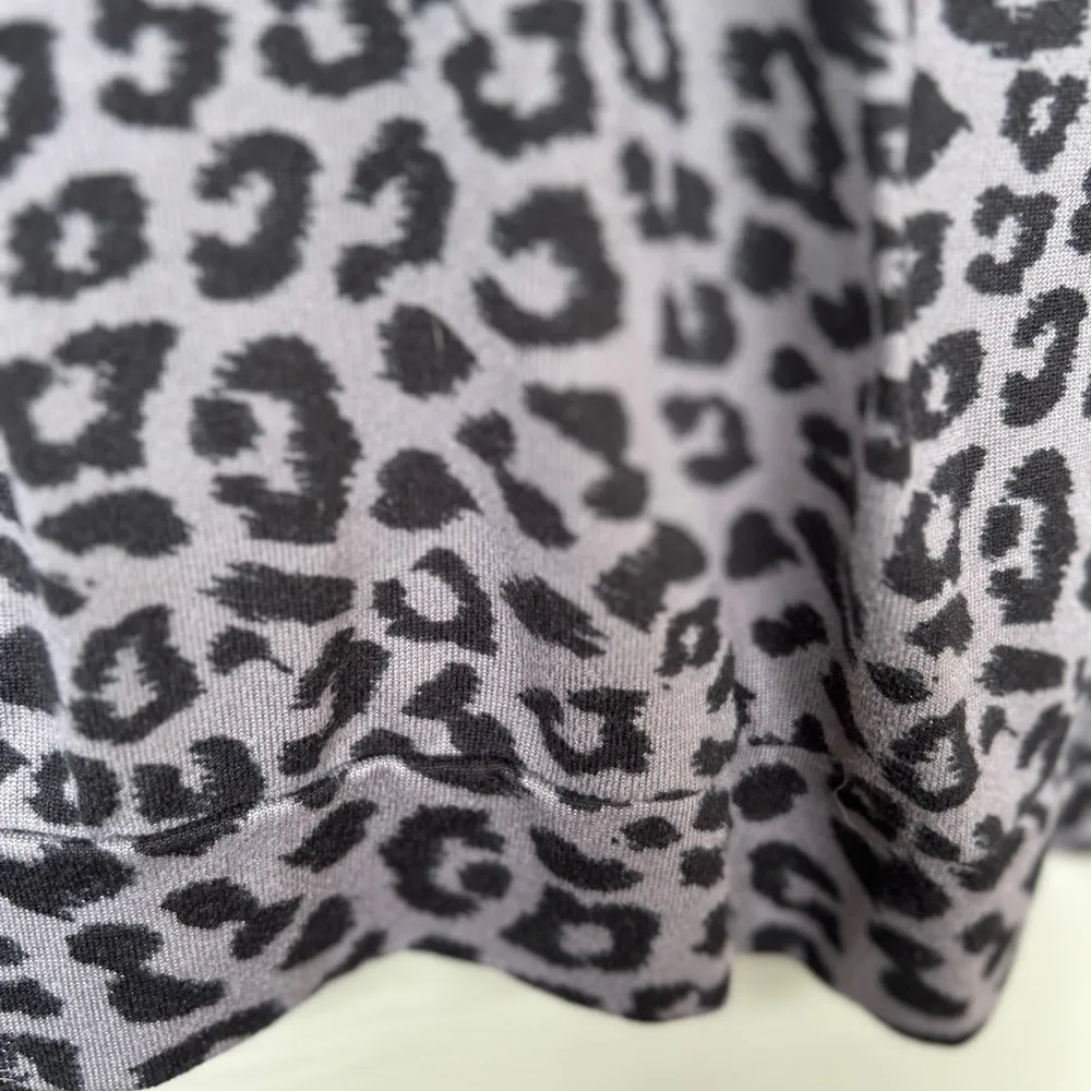 Women’s hooded cozy black leopard print pullover‎ top size large - Image 5