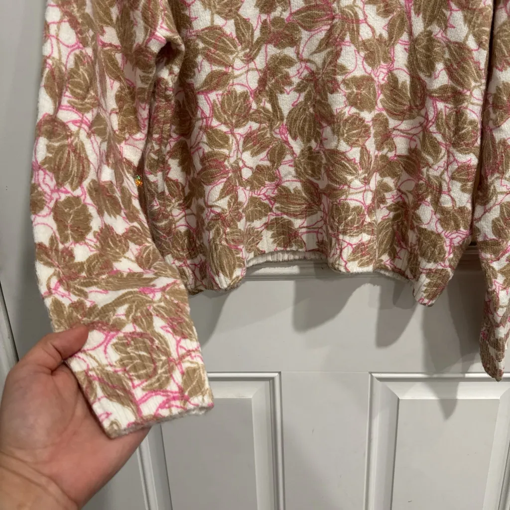 CeCe Women  Medium V-Neck Sweater Soft Knit Beige Pink Leaf Pattern Pullover NWT - Image 7