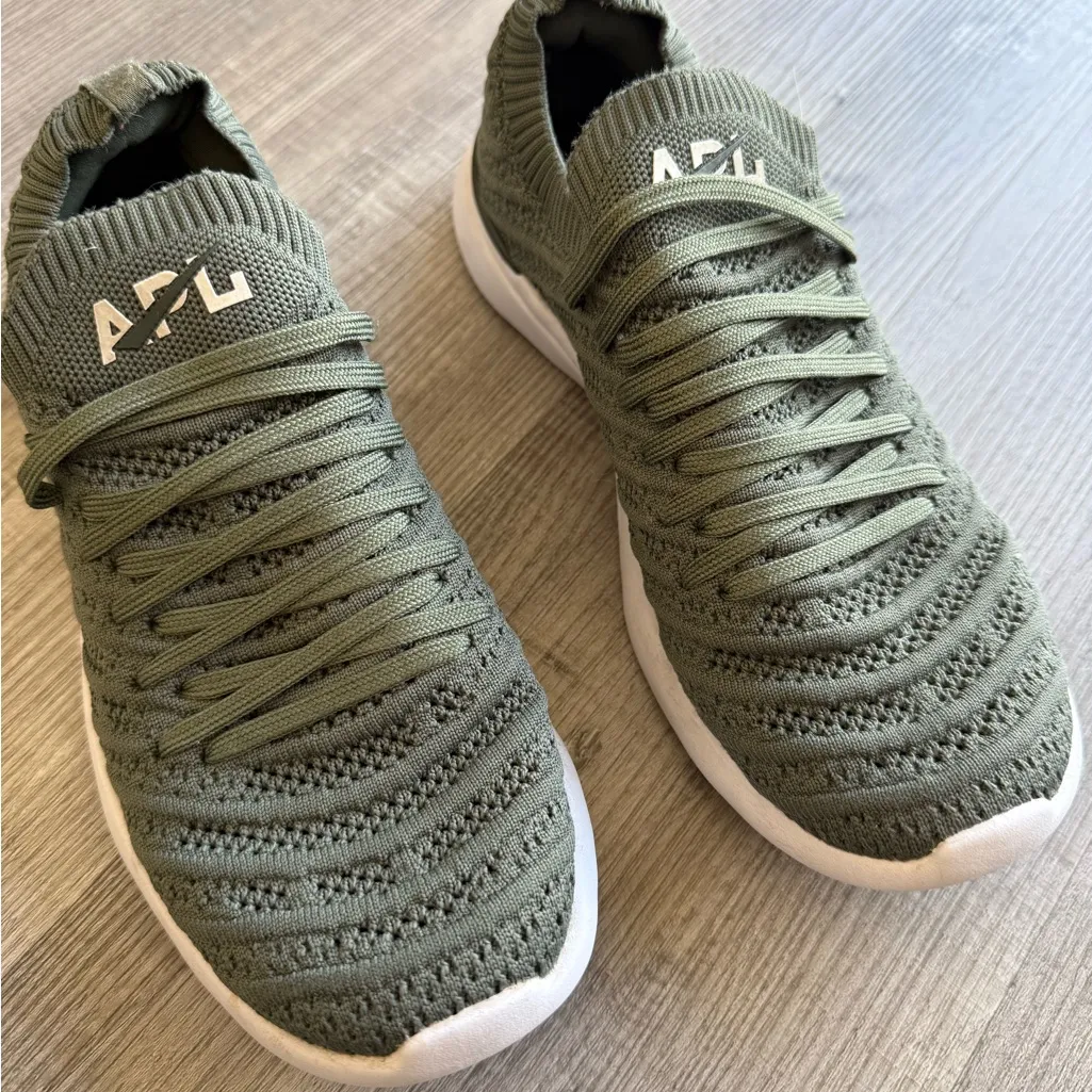 APL Women’s Sz 7 Techloom Wave Sneakers in Green - Image 3