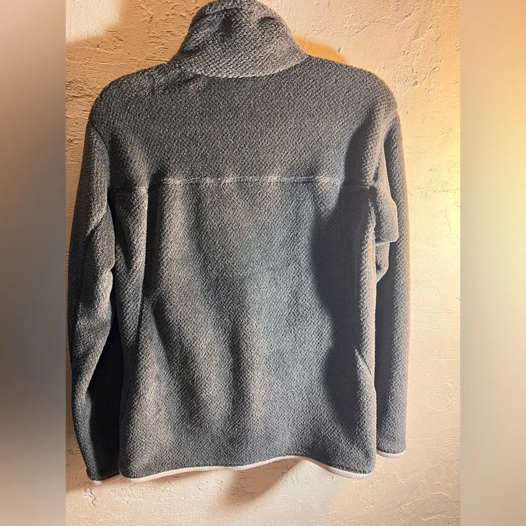 Patagonia women’s size LG 1/4 snap PolarTec in Gray and Cream pockets unisex - Image 14